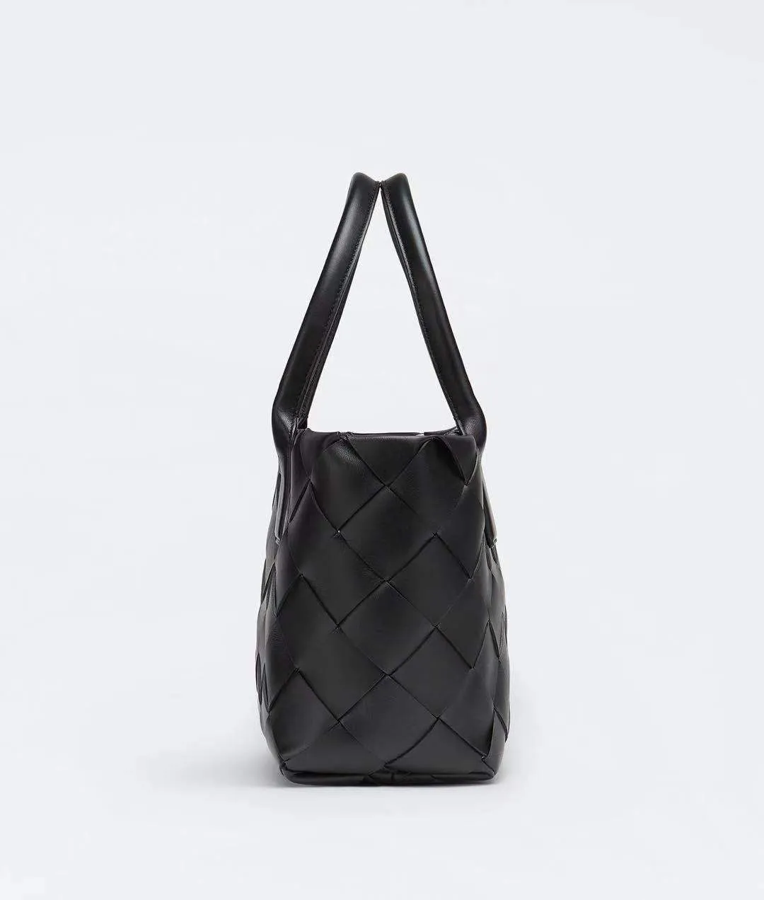 MAXI CABAT TOTE BAG Height: 23 cm | 9.1 inches Width: 33 cm | 13 inches Depth: 12 cm | 4.7 inches Body plus handle: 18 cm | 7.1 inches